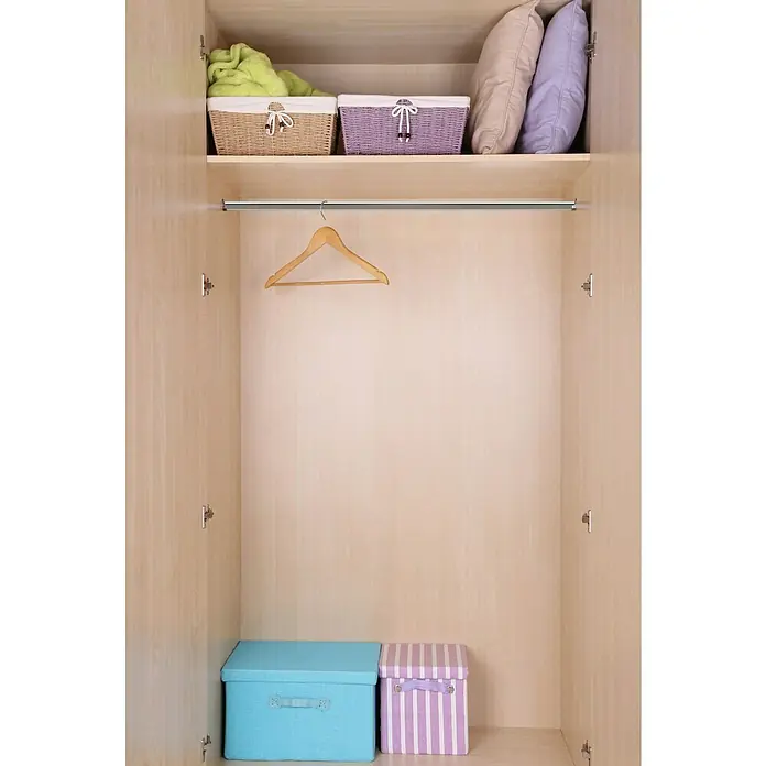Barra para ropa - L x An x Al: 200 cm x 25 cm x 15 mm, Cromado - Visión de un armario con cestas, almohadas, una barra de ropa y una percha de madera. Práctico y organizado.