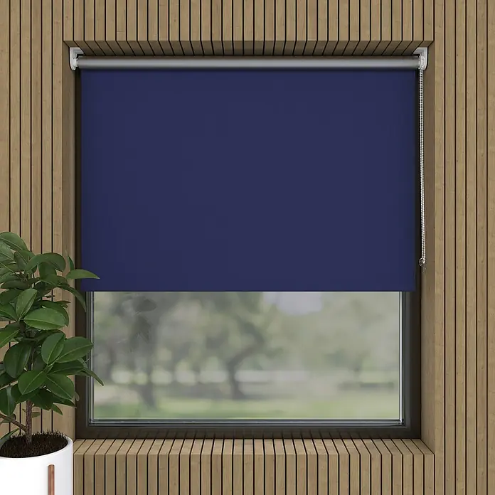 Expo Ambiente Rollo Mini - B x H: 45 x 150 cm, Blau, Uni, Verdunkelnd - Nahaufnahme eines Fensters mit einem marineblauen Rollo, das teilweise heruntergelassen ist und einen Blick nach draußen ermöglicht.