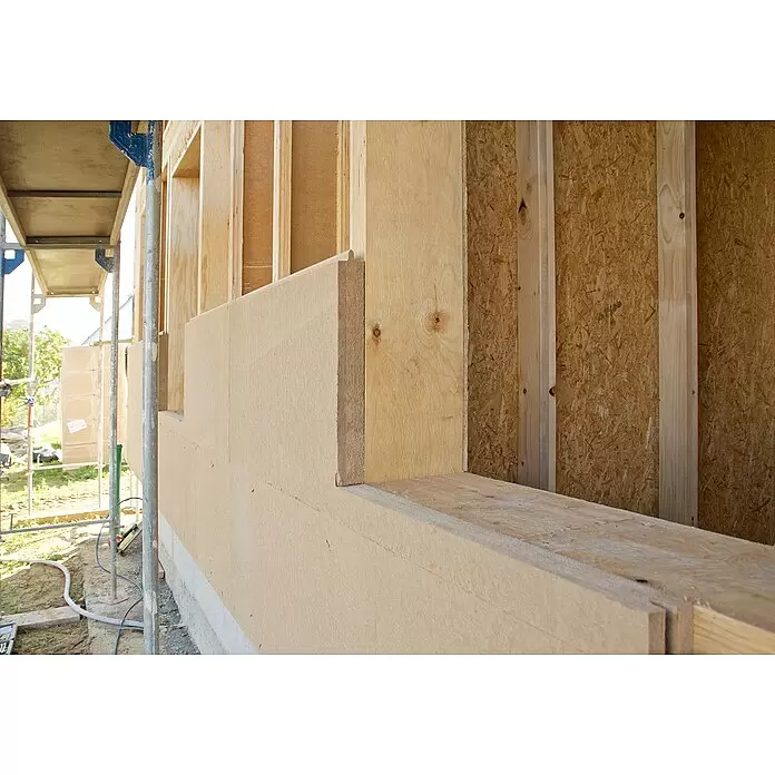 Steico Holzfaserdämmplatte protect - 1.325 x 600 mm, Stärke: 40 mm, Wärmeleitfähigkeit: 0,048 W/(mK) - Im Bau befindliche Holzwand mit hellbraunen Dämmplatten, die in den Holzrahmen eingesetzt werden, inklusive einer Fensteröffnung.
