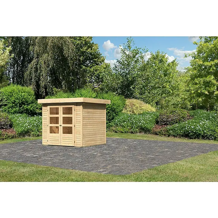 Karibu Gartenhaus Cuno 1 - Außenmaß inkl. Dachüberstand (B x T): 242 x 238 cm, Holz, Natur - Holzgartenhaus mit Doppeltür und Fenster auf gepflasterter Fläche vor üppigem Grün. Ideal für die Gartenaufbewahrung.