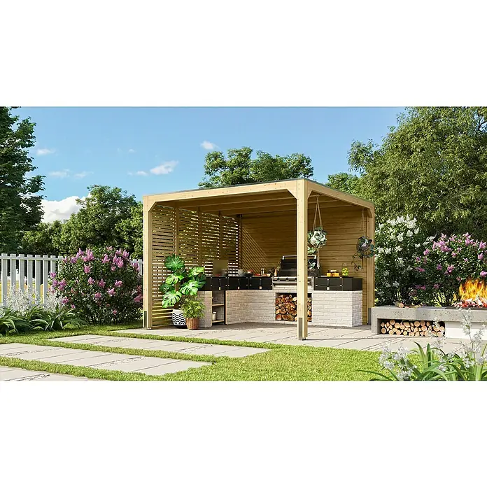 Karibu Grillpavillon - B x T: 320 x 320 cm, Farbe Gestell: Naturbraun, Holz - Ein Außenbereich mit einer Grillküche unter einer Holzpergola, umgeben von üppigem Grün und Blumen. Der ideale Ort für sommerliche Grillabende.