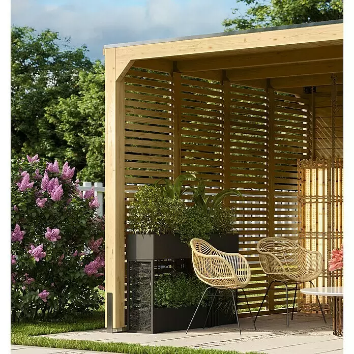 Karibu Seitenwand Lamellen - Passend für: Karibu Gartenpavillon Cubus - Hölzerne Pergola mit Lamellenwänden, die einen gemütlichen Sitzbereich im Freien mit Rattan-Stühlen und vertikalem Pflanzer schafft.