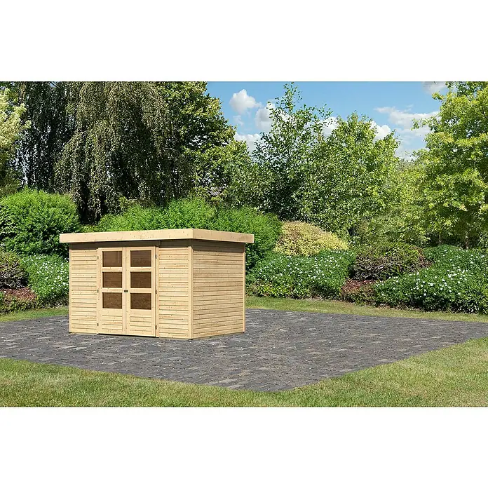 Karibu Gartenhaus Cuno 4 - Außenmaß inkl. Dachüberstand (B x T): 330 x 238 cm, Holz, Natur - Eine moderne, hölzerne Gartensauna mit Doppeltüren und Flachdach, umgeben von üppigem Grün. Ideal für Entspannung im eigenen Garten.