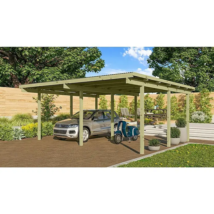 Karibu Carport Eco 1Außenmaß inkl. Dachüberstand (B x T): 5,63 x 4,9 m, Doppelcarport, Naturbelassen, Ohne Einfahrtsbogen - Das Bild zeigt ein Carport aus Holz mit einem Auto und einem Roller darunter, umgeben von einem Garten mit Pflanzen und Bäumen.