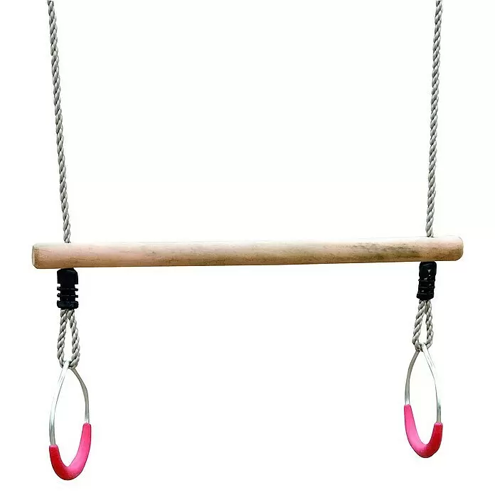 Karibu Schaukelsitz Set - Mehrfarbig, 5 -tlg. - Eine Kinderschaukel-Trapezstange aus Holz mit Seilen und silbernen Ringen mit roten Griffen.