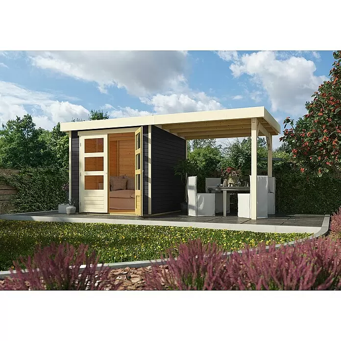 Karibu Gartenhaus Cuno 1 - Außenmaß inkl. Dachüberstand (B x T): 467 x 238 cm, Holz, Terragrau, Mit Seitendach - Moderner dunkelgrauer Gartenhaus mit hellem Holz und Pergola, mit Esstisch im Garten.