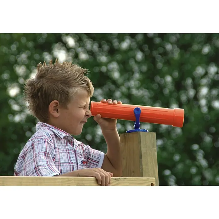 Karibu Teleskop für Spielhaus Teleskop - Kunststoff, Rot - Ein kleiner Junge schaut durch ein orangefarbenes Spielzeugteleskop auf einem Spielplatz, mit Bäumen im Hintergrund.