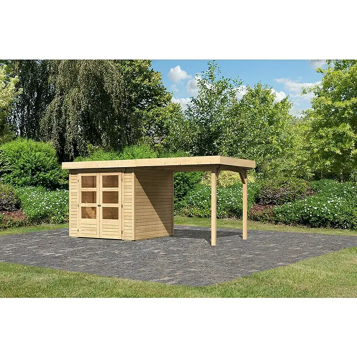Karibu Gartenhaus Cuno 1Außenmaß inkl. Dachüberstand (B x T): 467 x 238 cm, Holz, Natur, Mit Seitendach - Abbildung eines hellen Holzgartenhauses mit einem überdachten Bereich, der auf einer gepflasterten Fläche in einem grünen Garten steht.