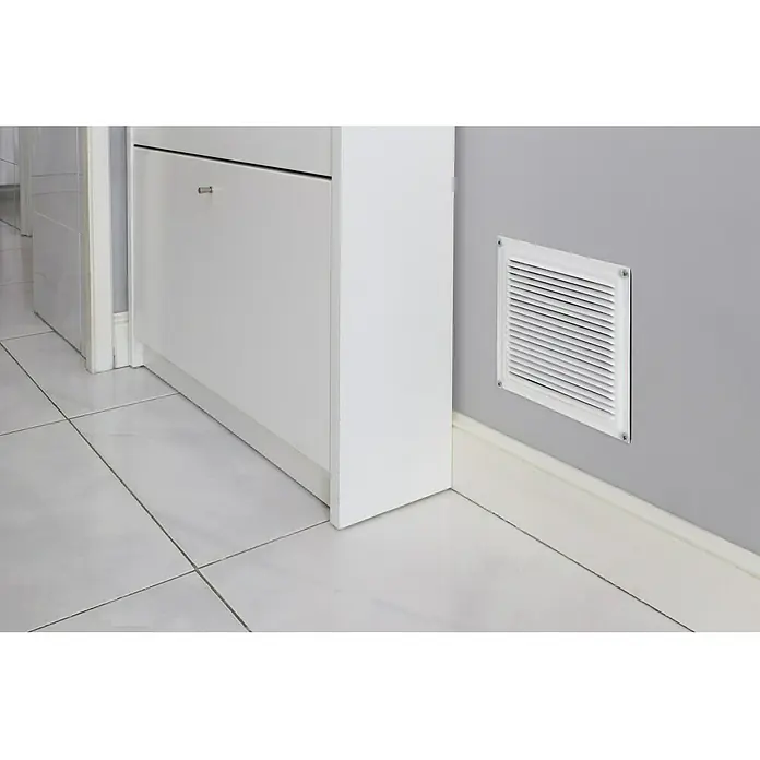 Arregui Grid Caja fuerte empotrable 13000W-S1 - L x An x Al: 40 x 13 x 20 cm, Tipo de bloqueo: Llave, 12 l - Una rejilla de ventilación blanca en una pared gris cerca de un mueble blanco, para circulación de aire.