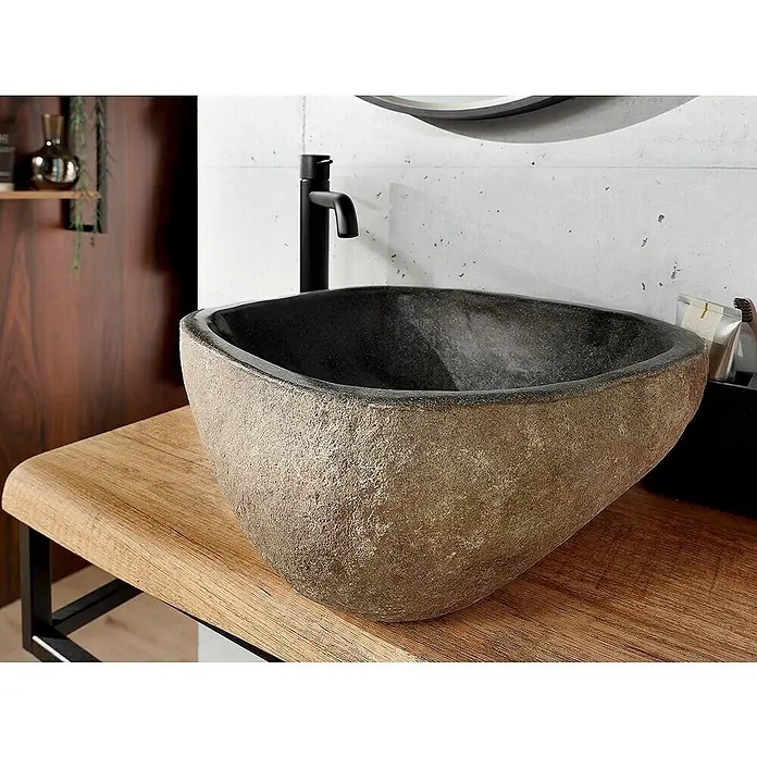 Astor Tree Aufsatzwaschbecken - B x L: 45 x 35 cm, Flussstein, Naturstein - Schwarzes, steinernes Waschbecken auf einem Holztisch mit schwarzem Wasserhahn. Elegantes Bad-Design.