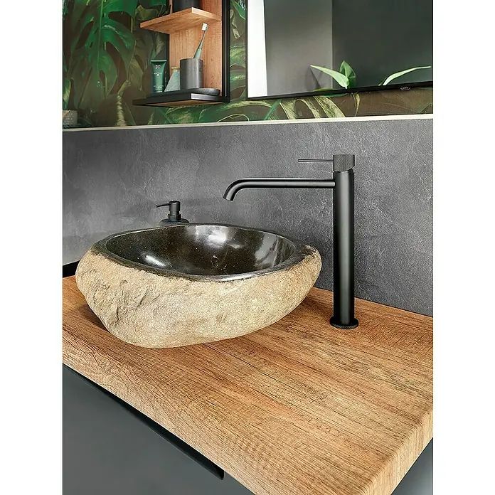 Astor Tree Aufsatzwaschbecken - B x L: 55 x 43 cm, Flussstein, Naturstein - Waschbecken aus Naturstein mit schwarzer Armatur auf einer Holzplatte. Das rustikale Design verleiht dem Badezimmer eine natürliche Note.