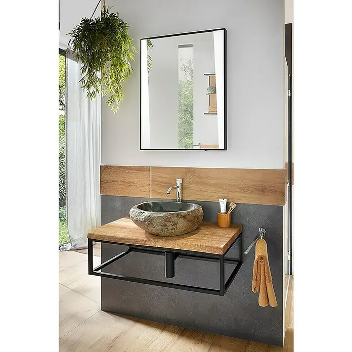 Astor Tree LED-Lichtspiegel - 60 x 80 cm, Schwarz, Schalter - Ein modernes Badezimmer mit einem Waschbecken aus Naturstein auf einem Holzunterschrank mit schwarzem Metallrahmen und einem Spiegel darüber.