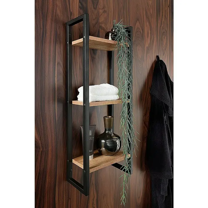 Astor Tree Wandregal - L x B x H: 16 x 30 x 80,7 cm, Eiche/Schwarz - Ein dekoratives Wandregal mit drei Ablagen aus Holz und einem schwarzen Metallrahmen, das mit Handtüchern und Dekorationen bestückt ist.
