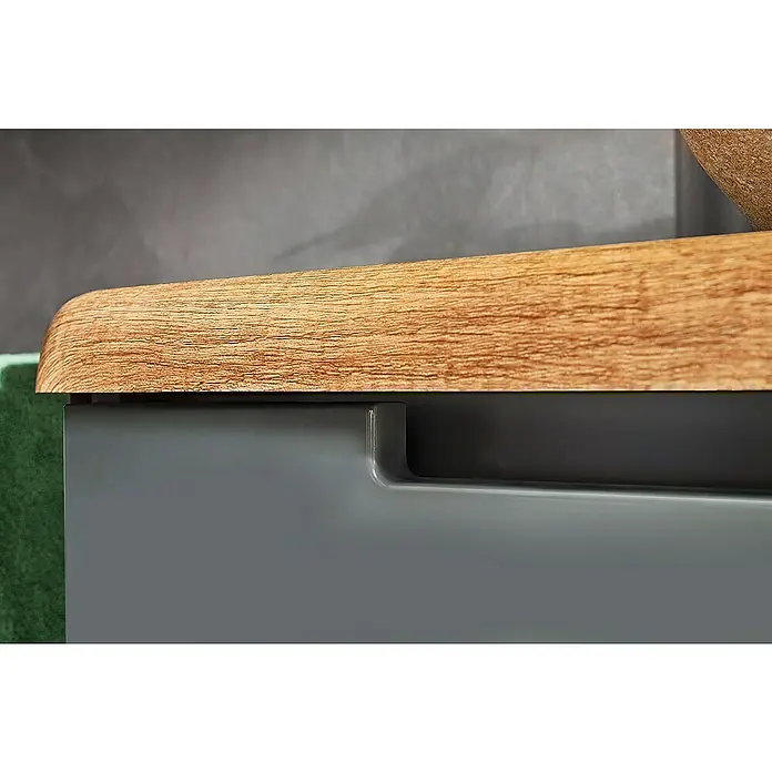 Astor Tree Waschbeckenunterschrank - B x T x H: 59,7 x 35,7 x 30 cm, Anthrazit - Detailaufnahme eines grauen Schranks mit einer hölzernen Arbeitsplatte, die eine warme und natürliche Note ins Design bringt.