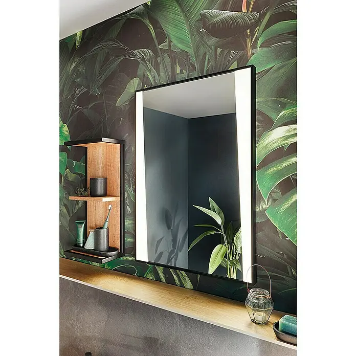 Astor Tree Wandregal - L x B x H: 16 x 30 x 57,5 cm, Eiche/Schwarz - Ein stilvolles Badezimmer mit einem beleuchteten Spiegel, einem Holzregal und tropischer Tapete.
