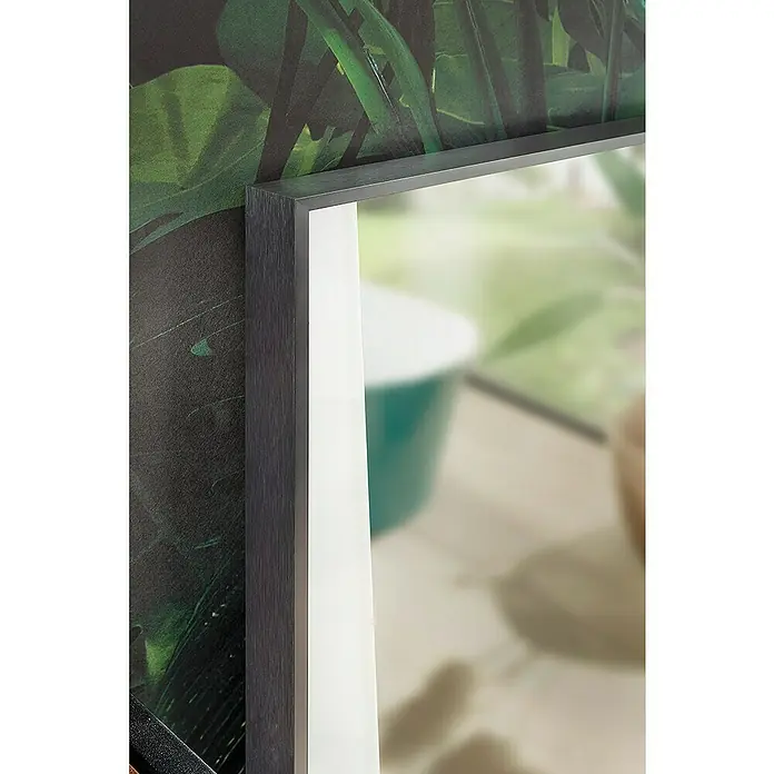 Astor Tree LED-Lichtspiegel - 60 x 80 cm, Schwarz, Schalter - Nahaufnahme eines gerahmten Bildes mit einem modernen, dunklen Holzrahmen und einem weißen Passepartout, das einem Raum einen Hauch von Eleganz verleiht.