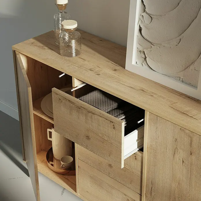Muebles Pitarch Oslo Aparador - L x An x Al: 40 x 140 x 89 cm, Roble gold, Número de cajones: 3 ud. - Un aparador de madera abierto con vajilla y vasos, que combina almacenamiento y decoración. El cajón añade espacio práctico.