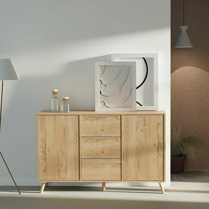 Muebles Pitarch Oslo Aparador - L x An x Al: 40 x 140 x 89 cm, Roble gold, Número de cajones: 3 ud. - Un elegante aparador de madera clara con puertas de armario y cajones, perfecto para espacios modernos, ofrece almacenamiento y espacio para exhibir objetos.