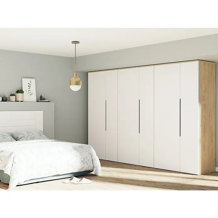 Muebles Pitarch Armario para ropa Noa - L x An x Al: 57 x 100 x 200 cm, Blanco/Roble gold - Dormitorio con un gran armario blanco con tiradores oscuros y detalles en marrón claro y una cama doble con un diseño azul claro.