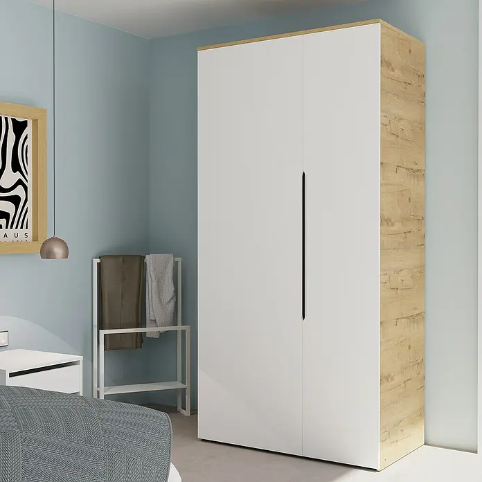 Muebles Pitarch Armario para ropa Noa - L x An x Al: 57 x 100 x 200 cm, Blanco/Roble gold - Dormitorio moderno con un amplio armario con puertas blancas y laterales con textura de madera, ofreciendo una solución de almacenamiento.