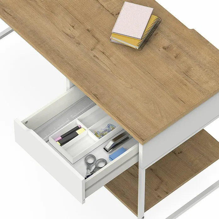 Muebles Pitarch Mesa de escritorio Shira - L x An x Al: 58 x 137,5 x 76 cm, Blanco/Roble - Escritorio con cajón y estante, equipado con material de oficina y cuaderno, perfecto para un trabajo productivo.