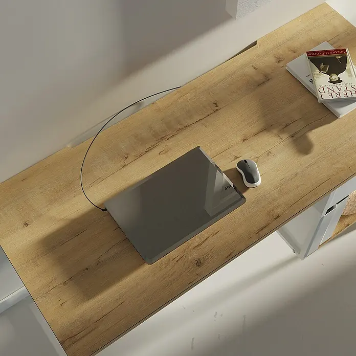 Muebles Pitarch Mesa de escritorio Shira - L x An x Al: 58 x 137,5 x 76 cm, Blanco/Roble - Un escritorio de madera con un portátil, un ratón y un libro ofrece un espacio de trabajo moderno.