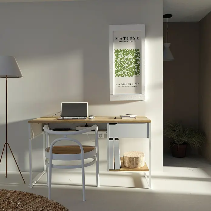 Muebles Pitarch Mesa de escritorio Shira - L x An x Al: 58 x 137,5 x 76 cm, Blanco/Roble - Un escritorio moderno con tablero de madera, marco blanco y silla en una habitación luminosa. Un arte impreso de Matisse cuelga en la pared.