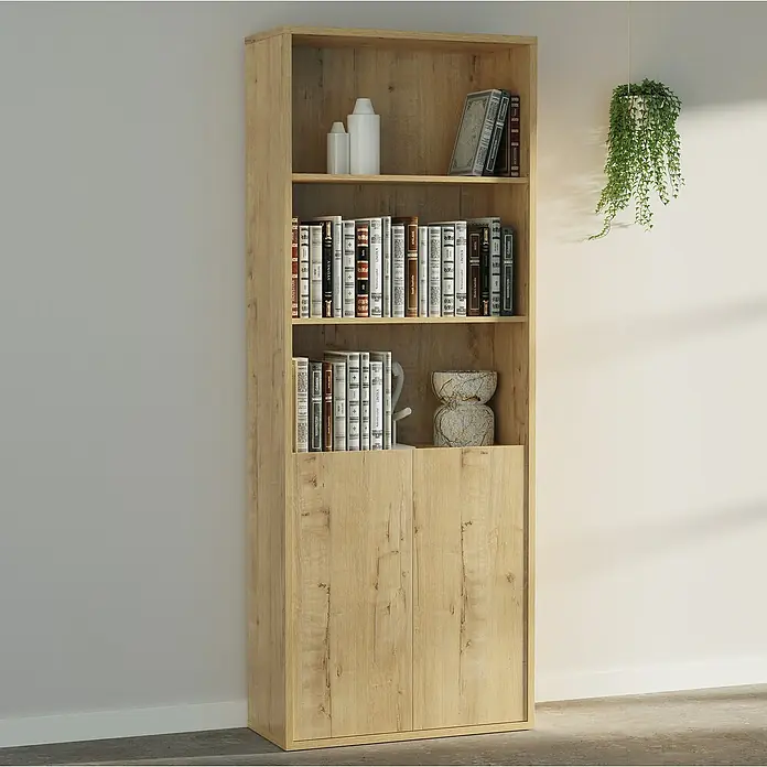 Muebles Pitarch Estantería de madera - Al x An x Pr: 196 x 75,5 x 33 cm, Número de baldas: 3 ud., Roble gold, Número de puertas: 2 ud. - Esta imagen muestra una estantería alta de madera con estantes, libros y objetos decorativos, apoyada contra una pared.
