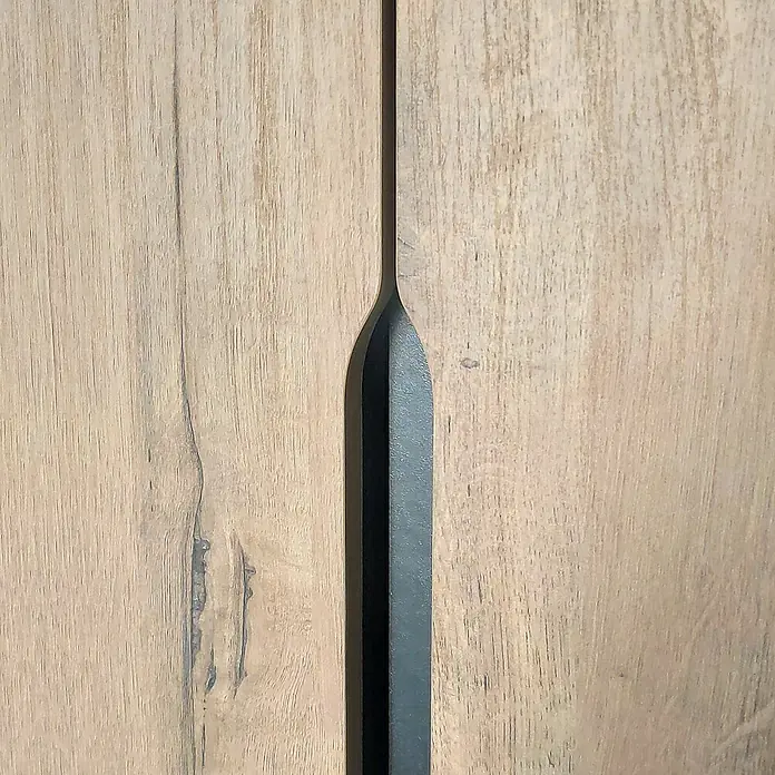 Muebles Pitarch Armario para ropa Noa - L x An x Al: 57 x 100 x 200 cm, Roble gold - Primer plano de un moderno armario de madera con una elegante manija de antracita empotrada que se integra perfectamente en el diseño.