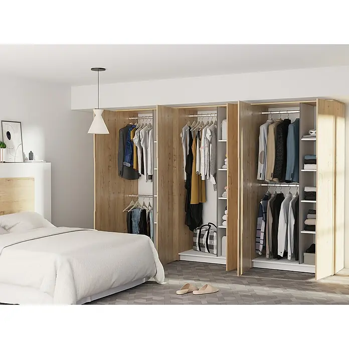 Muebles Pitarch Armario para ropa Noa - L x An x Al: 57 x 100 x 200 cm, Roble gold - Un armario espacioso con aspecto de madera ofrece un amplio almacenamiento para ropa y accesorios en un dormitorio luminoso y moderno.