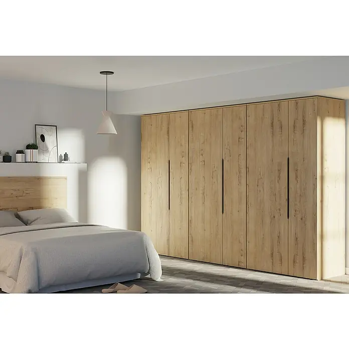 Muebles Pitarch Armario para ropa Noa - L x An x Al: 57 x 100 x 200 cm, Roble gold - Dormitorio con un gran armario de madera clara, que ofrece un amplio espacio de almacenamiento y mejora el atractivo estético de la habitación.\n