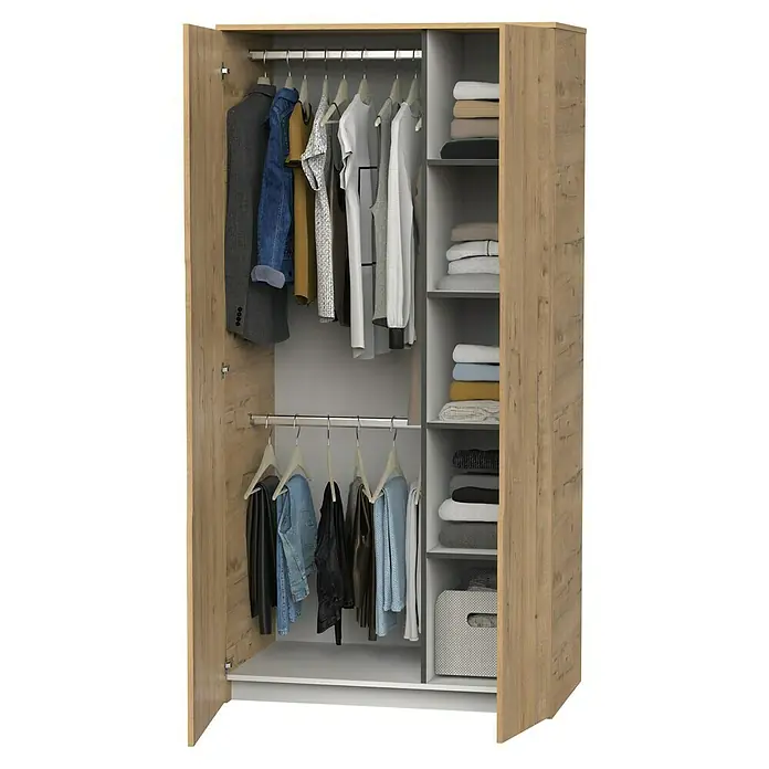 Muebles Pitarch Armario para ropa Noa - L x An x Al: 57 x 100 x 200 cm, Roble gold - Armario abierto con estantes y barras para colgar, lleno de ropa y cestas de almacenamiento con acabado de madera clara.