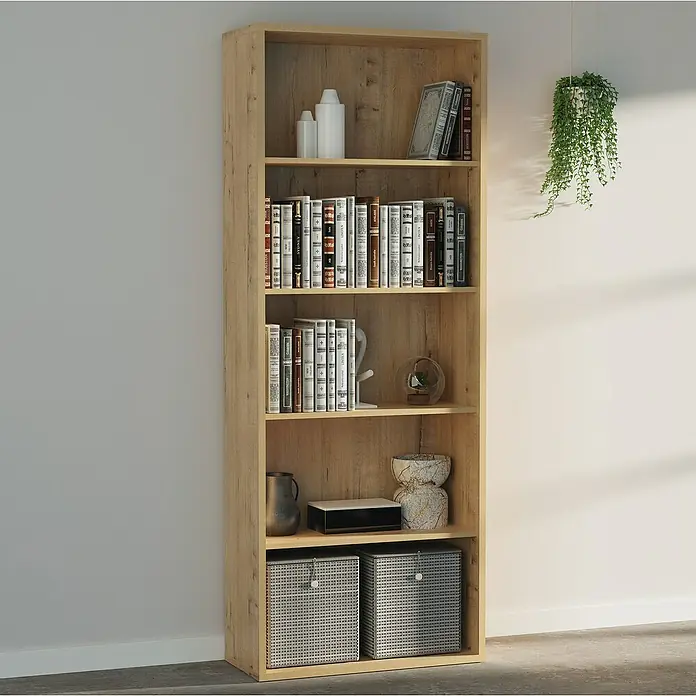 Muebles Pitarch Estantería de madera - Al x An x Pr: 196,5 x 75,5 x 33 cm, Número de baldas: 5 ud., Roble - Una alta estantería de color madera clara con cinco estantes llenos de libros y diversos objetos decorativos, apoyada contra una pared.