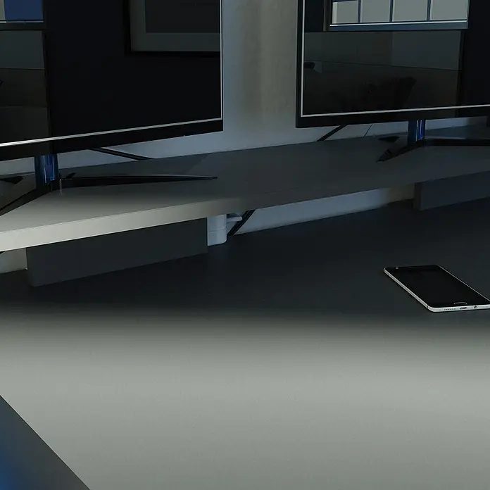 Muebles Pitarch Mesa de escritorio Neru - L x An x Al: 67 x 150 x 89,5 cm, Gris oscuro - Dos televisores modernos sobre un mueble bajo gris, con un smartphone cerca. Un diseño elegante para un salón moderno.