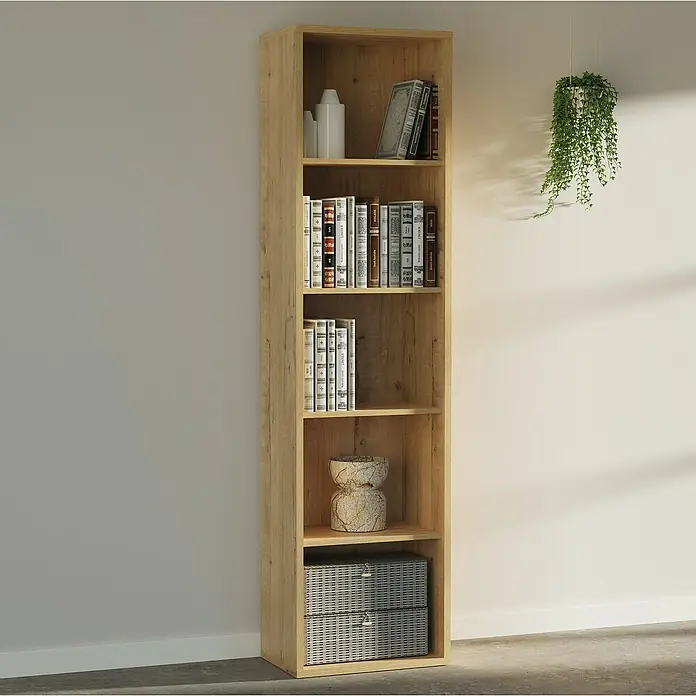 Muebles Pitarch Estantería de madera - Al x An x Pr: 196,5 x 51,5 x 33 cm, Número de baldas: 4 ud., Roble - Una estantería alta de madera con múltiples estantes llenos de libros, jarrones decorativos y cestas de almacenamiento.