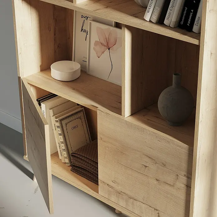 Muebles Pitarch Oslo Estantería de madera - Al x An x Pr: 179 x 100 x 30 cm, Número de baldas: 3 ud., Atornillado, Roble gold - Un mueble de madera clara con compartimentos abiertos y cerrados que exhibe libros, un jarrón y artículos decorativos.