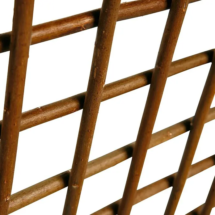 Nortene Sichtschutzelement - B x H: 0,5 x 1,5 m, Braun - Nahaufnahme eines braunen, aus Ästen gefertigten Spalierzauns, der ein dekoratives und natürliches Element für Gärten darstellt.