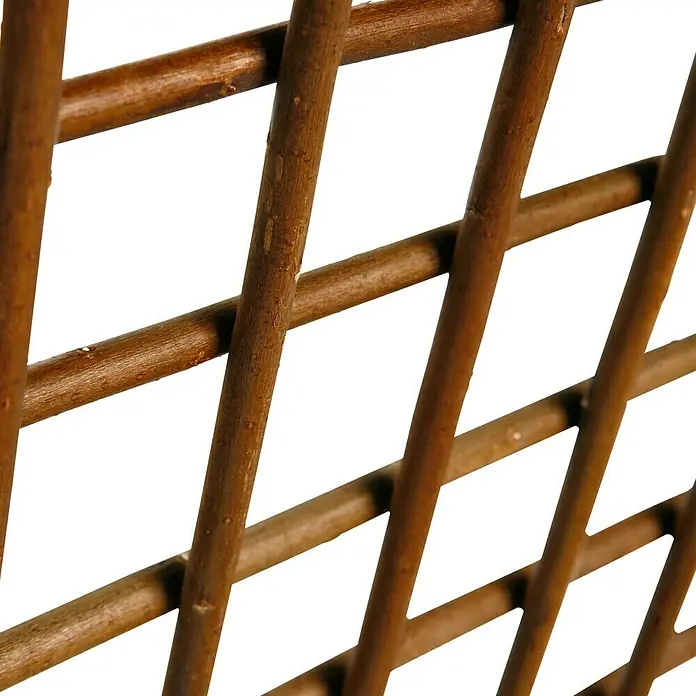 Nortene Sichtschutzelement - B x H: 1 x 2 m, Braun - Nahaufnahme eines braunen Weidenzauns, der ein rustikales und natürliches Gefühl für jeden Garten bietet. Ideal als Rankhilfe oder dekoratives Element.