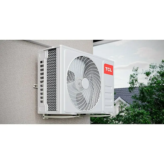 TCL Inverter-Klimasplitgerät mit Quick Connector TAC-12CHSD/TPG11 QC - Kühlleistung: 1.500 W - 3.770 W, Heizleistung: 3.810 W, Raumgröße: 35 m², Passend für: Räume bis ca. 35 m² - Nahaufnahme einer TCL-Klimaanlage, die außen an einer Wand montiert ist und einen effizienten Betrieb zeigt.