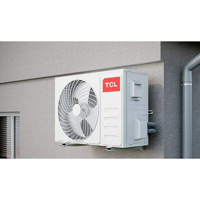 TCL Inverter-Klimasplitgerät mit Quick Connector TAC-12CHSD/TPG11 QC - Kühlleistung: 1.500 W - 3.770 W, Heizleistung: 3.810 W, Raumgröße: 35 m², Passend für: Räume bis ca. 35 m² - Nahaufnahme einer TCL-Klimaanlage, die an einer Außenwand montiert ist und ein sauberes, modernes Design und eine effiziente Kühlung zeigt.