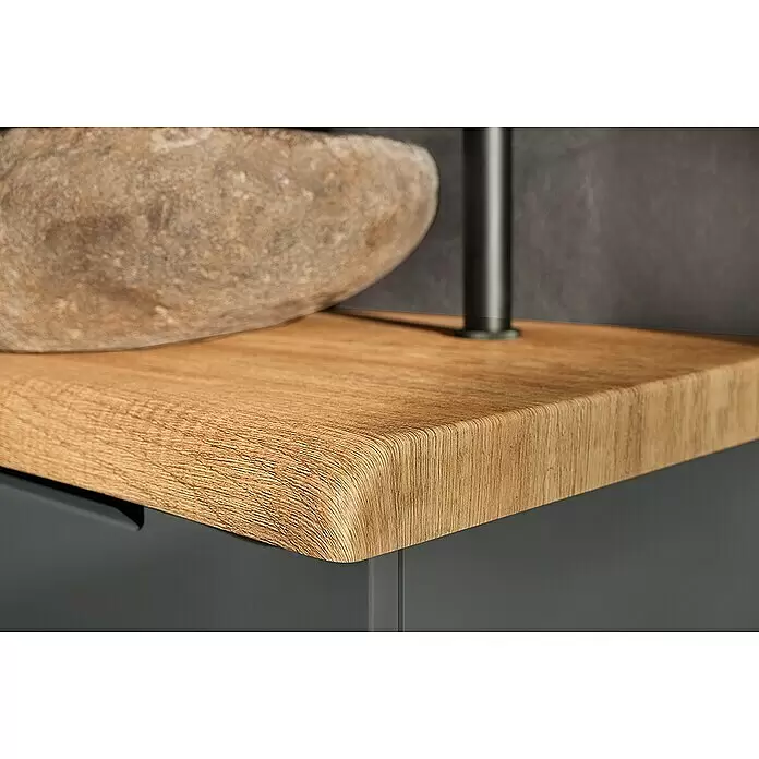 Astor Tree Waschtischplatte - B x T x H: 60,3 x 38 x 3,8 cm, Eiche - Nahaufnahme einer Naturholz-Waschtischplatte mit grobem Steinbecken und schwarzem Wasserhahn, Teil einer Badezimmerkonsole.