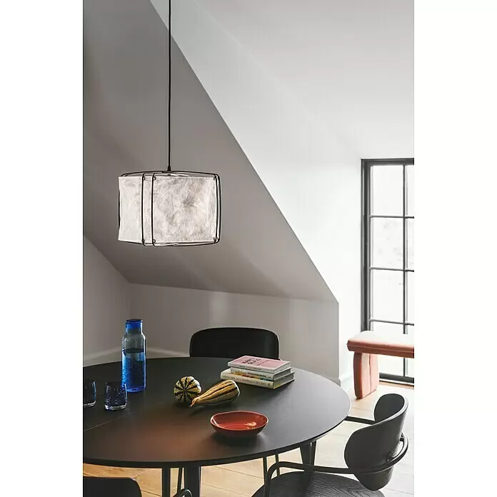 Nordlux Pendelleuchte rund CARDINE - 60 W, Ø x H: 35 x 28,5 cm, Weiß, Schwarz, E27 - Rechteckige Pendelleuchte mit weißem, geknittertem Schirm und schwarzem Drahtrahmen über einem dunklen Esstisch.