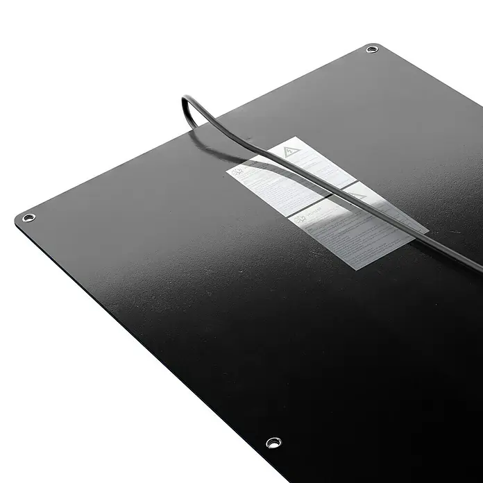 Xunzel Instalación solar Solarpower-HD - An x Al: 56 x 0,3 cm, 110 W - Primer plano de la parte posterior de una luz de crecimiento LED que muestra el cable de alimentación y las etiquetas de advertencia. Diseño cuadrado con orificios.