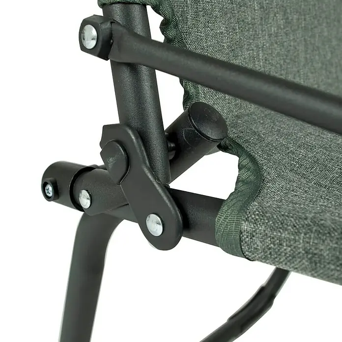 Bo-Camp Campingstuhl Bushwick M - Aluminium, Bambus, Grün, B x T x H: 52 x 60 x 90 cm - Nahaufnahme eines Campingstuhls mit Metallrahmen und grünem Stoffbezug, der Komfort und Stabilität im Freien bietet.