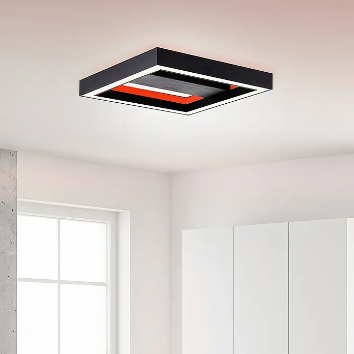 Brilliant LED-Panel Icarus - L x B x H: 30 x 30 x 5,7 cm, 18 W, Schwarz, Warmweiß - Schwarze quadratische Deckenleuchte mit roten und weißen Akzenten an einer weißen Decke in einem modernen Raum.
