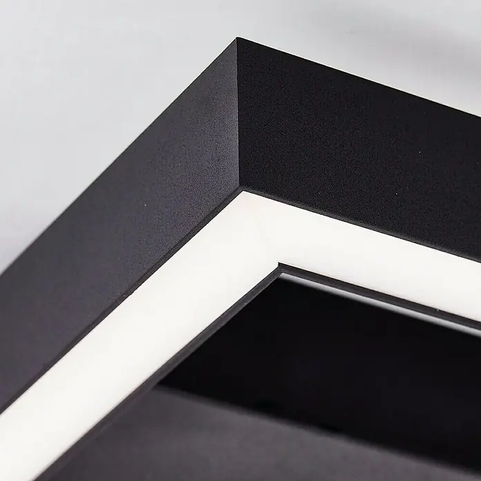 Brilliant LED-Panel Icarus - L x B x H: 30 x 30 x 5,7 cm, 18 W, Schwarz, Warmweiß - Nahaufnahme einer modernen, schwarzen Deckenleuchte mit einem hellen, weißen Rahmen, die ein minimalistisches und stilvolles Design betont.