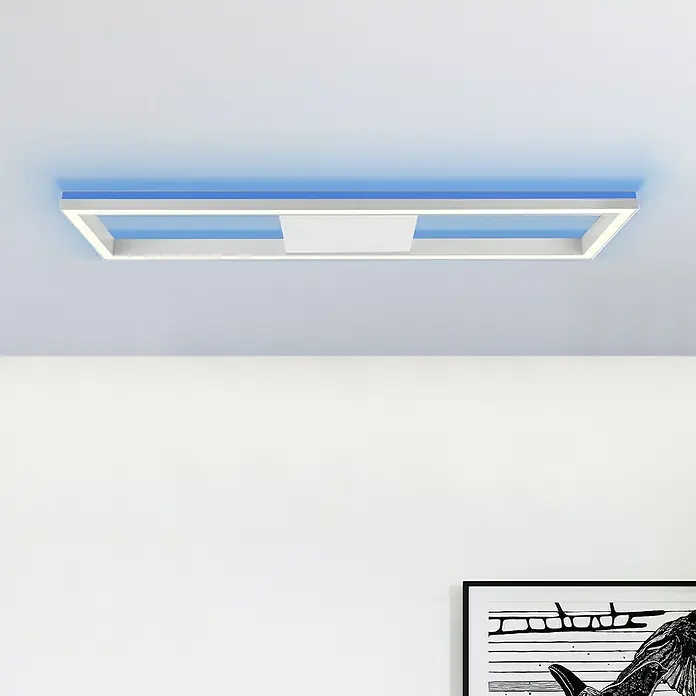 Brilliant LED-Panel Icarus - L x B x H: 100 x 25 x 7,5 cm, 37 W, Weiß, Warmweiß - Moderne LED-Deckenleuchte in rechteckiger Form mit blauer Hintergrundbeleuchtung, die ein elegantes und zeitgemäßes Ambiente schafft.