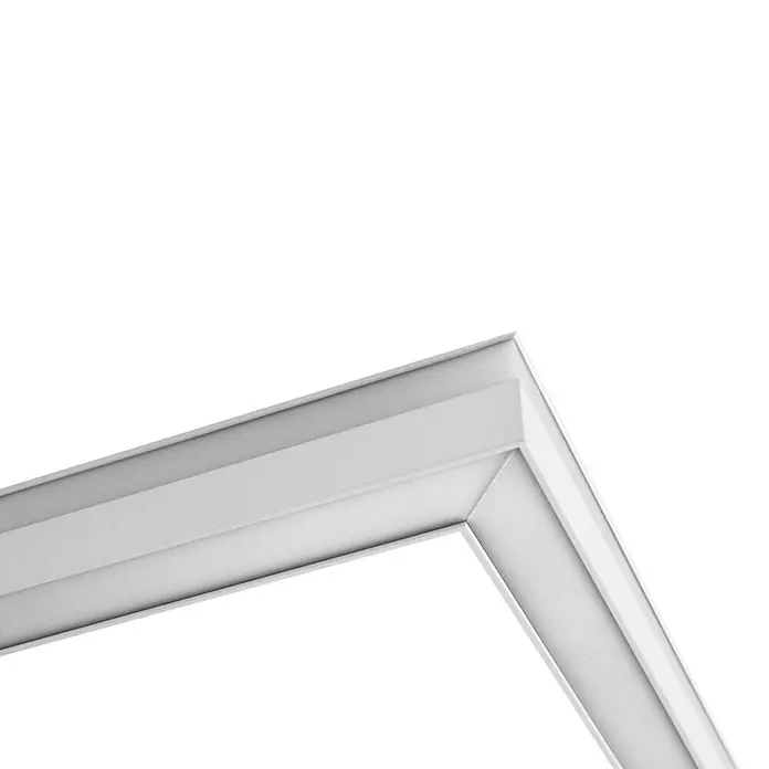 Brilliant LED-Panel Icarus - L x B x H: 100 x 25 x 7,5 cm, 37 W, Weiß, Warmweiß - Nahaufnahme einer weißen LED-Deckenleuchte, die modernes Design und Funktionalität vereint.