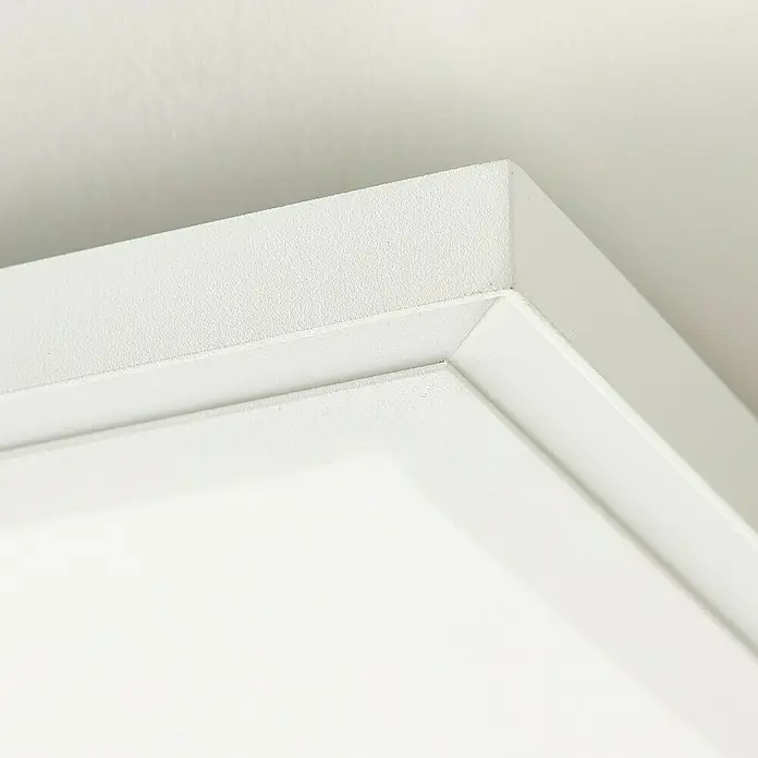 Brilliant LED-Panel Lanette - 24 W, L x B x H: 40 x 40 x 5 cm, Weiß, Warmweiß - Nahaufnahme einer weißen Deckenleuchte mit strukturiertem Rahmen und minimalistischem Design. Ideal für moderne Innenräume.