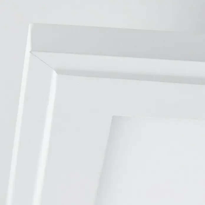 Brilliant LED-Panel Allie - L x B x H: 39,6 x 39,6 x 5,3 cm, 24 W, Weiß - Detailaufnahme eines weißen Bilderrahmen Ecke, der eine minimalistische und moderne Ästhetik für die Wanddekoration bietet.